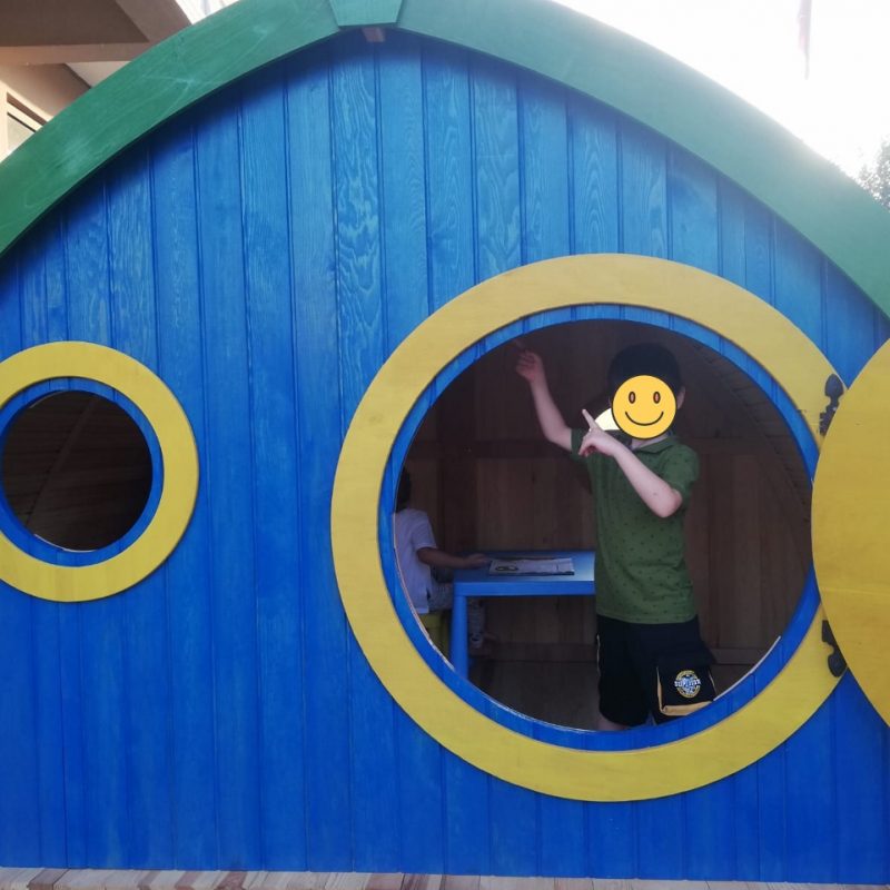 Hobbit playhouse kid